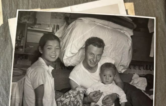 6·25 당시 한국인 여성과 파병 온 미국인 남성 커플, 그리고 아기의 사진이 화제다. 온라인 커뮤니티 ‘레딧’ 캡처