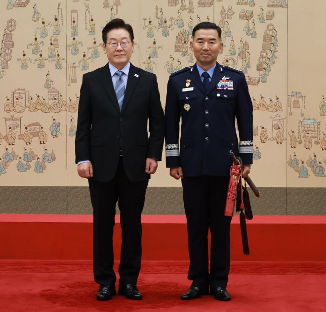 이재명 대통령, 진영승 합참의장 후보자 삼정검 수치 수여 - 이재명 대통령이 2일 서울 용산 대통령실 청사에서 열린 대장 진급·보직 신고식에서 합동참모의장 후보자인 진영승 공군 전략사령관에게 삼정검에 수치 수여 후 기념촬영을 하고 있다.2025.9.2 연합뉴스