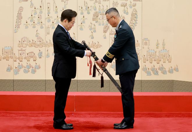 이재명 대통령, 주성운 지상작전사령관 삼정검 수치 수여 - 이재명 대통령이 2일 서울 용산 대통령실 청사에서 열린 대장 진급·보직 신고 및 삼정검 수치 수여식에서 주성운 지상작전사령관의 삼정검에 수치를 달아주고 있다. 2025.9.2 연합뉴스