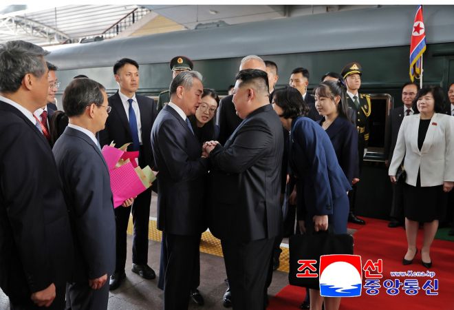 북한 조선중앙통신은 2일 저녁 “조선민주주의인민공화국 외무성 보도국은 김정은 동지께서 9월 2일 현지시간으로 오후 16시 중화인민공화국의 수도 베이징에 도착하시였다”고 보도했다. 이날 통신이 발행한 사진을 보면 김 위원장의 딸 주애도 동행했다. 2025.9.2 조선중앙통신 연합뉴스