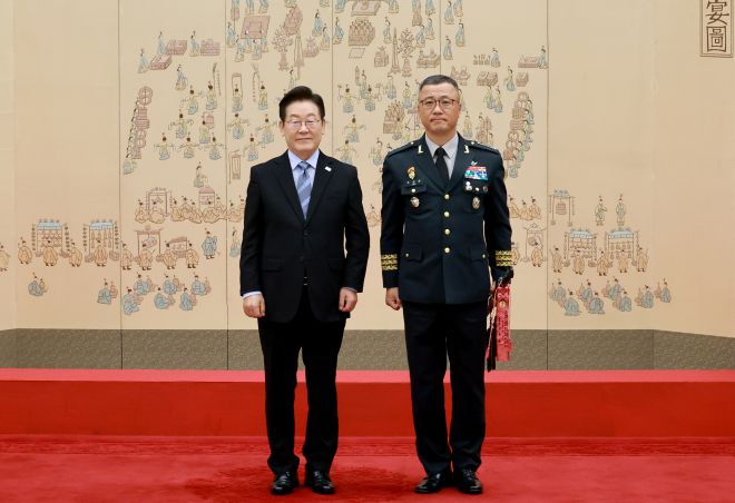 이재명 대통령, 주성운 지상작전사령관 삼정검 수치 수여 - 이재명 대통령이 2일 서울 용산 대통령실 청사에서 열린 대장 진급·보직 신고 및 삼정검 수치 수여식에서 주성운 지상작전사령관의 삼정검에 수치를 달아준 뒤 기념촬영을 하고 있다. 2025.9.2 연합뉴스