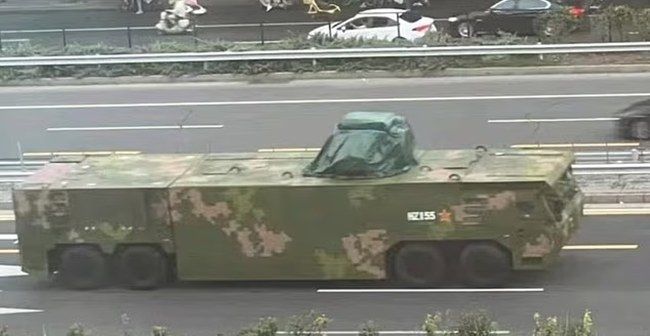 방수포에 가려진 채 모습을 드러낸 중국의 레이저 무기. 소셜미디어 캡처