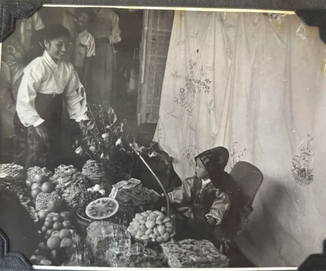 6·25 당시 한국인 여성과 파병 온 미국인 남성 커플의 손녀라고 밝힌 글쓴이가 올린 옛 흑백 사진. 온라인 커뮤니티 ‘레딧’ 캡처