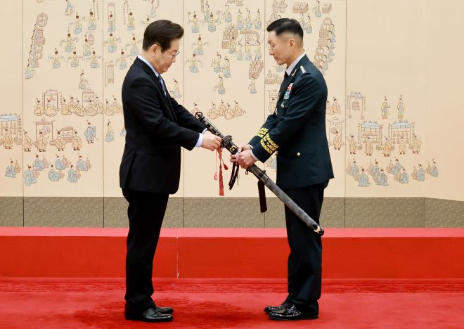 이재명 대통령, 김성민 한미연합사 부사령관 삼정검 수치 수여 - 이재명 대통령이 2일 서울 용산 대통령실 청사에서 열린 대장 진급·보직 신고 및 삼정검 수치 수여식에서 김성민 한미연합사 부사령관의 삼정검에 수치를 달아주고 있다. 2025.9.2 연합뉴스