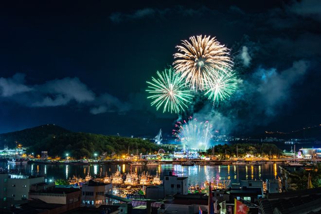 지난해 10월 ‘목포 항구축제’에서 수많은 불꽃이 목포 앞바다 밤하늘을 수놓고 있다. 목포시 제공