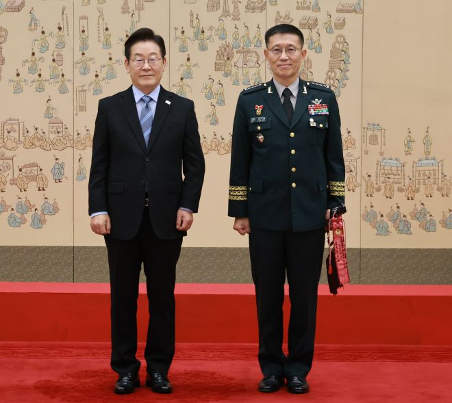 이재명 대통령, 김규하 육군참모총장 삼정검 수치 수여 - 이재명 대통령이 2일 서울 용산 대통령실 청사에서 열린 대장 진급·보직 신고식에서 김규하 육군참모총장의 삼정검에 수치를 달아준 뒤 기념촬영을 하고 있다. 2025.9.2 연합뉴스