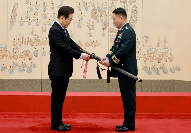 이재명 대통령, 김호복 제2작전사령관 삼정검 수치 수여 - 이재명 대통령이 2일 서울 용산 대통령실 청사에서 열린 대장 진급·보직 신고 및 삼정검 수치 수여식에서 김호복 제2작전사령관관의 삼정검에 수치를 달아주고 있다. 2025.9.2 연합뉴스