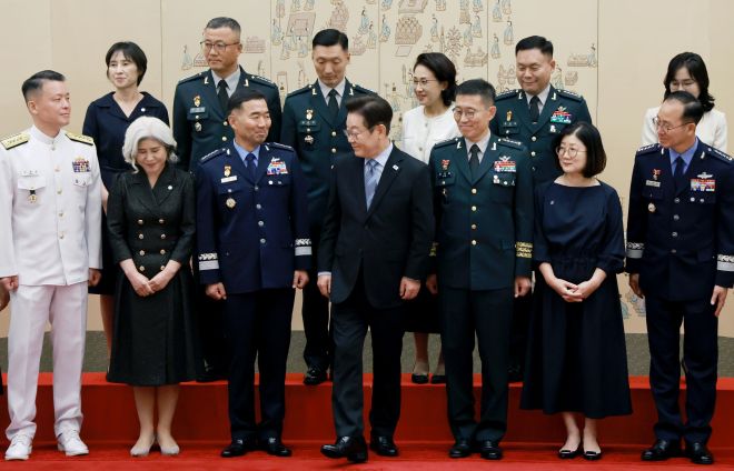 대장 진급·보직 신고 마친 이재명 대통령 - 이재명 대통령이 2일 서울 용산 대통령실 청사에서 열린 대장 진급·보직 신고 및 삼정검 수치 수여식에서 기념촬영을 마친 뒤 합동참모의장 후보자인 진영승 공군 전략사령관 등과 환담장으로 향하고 있다. 2025.9.2 연합뉴스