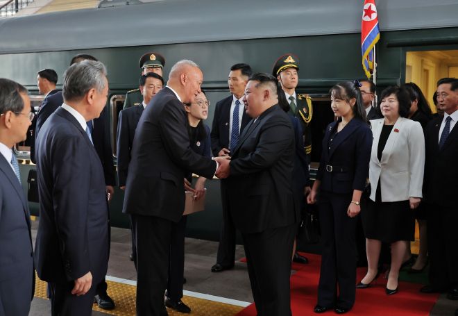 북한 조선중앙통신은 2일 저녁 “조선민주주의인민공화국 외무성 보도국은 김정은 동지께서 9월 2일 현지시간으로 오후 16시 중화인민공화국의 수도 베이징에 도착하시였다”고 보도했다. 이날 통신이 발행한 사진을 보면 김 위원장의 딸 주애도 동행했다. 2025.9.2 조선중앙통신 연합뉴스