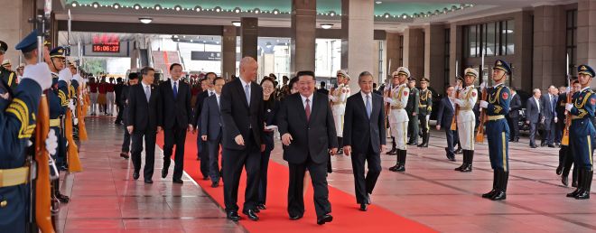 북한 조선중앙통신은 2일 저녁 “조선민주주의인민공화국 외무성 보도국은 김정은 동지께서 9월 2일 현지시간으로 오후 16시 중화인민공화국의 수도 베이징에 도착하시였다”고 보도했다. 이날 통신이 발행한 사진을 보면 김 위원장의 딸 주애도 동행했다. 2025.9.2 조선중앙통신 연합뉴스