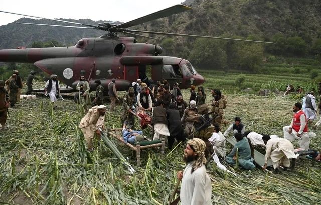 아프가니스탄 자원봉사자들과 탈레반 보안 요원들이 2025년 9월 1일 아프가니스탄 동부 쿠나르 주에서 발생한 지진 이후 부상자들을 군용 헬리콥터 근처로 옮기는 작업을 하고 있다.  규모 6.1의 이번 지진은 지난달 31일 늦은 시간 잘랄라바드 외곽 약 27km 지점에서 발생했다. 이번 지진으로 800명 이상이 사망하고 2600명 이상이 부상했다. AFP 연합뉴스