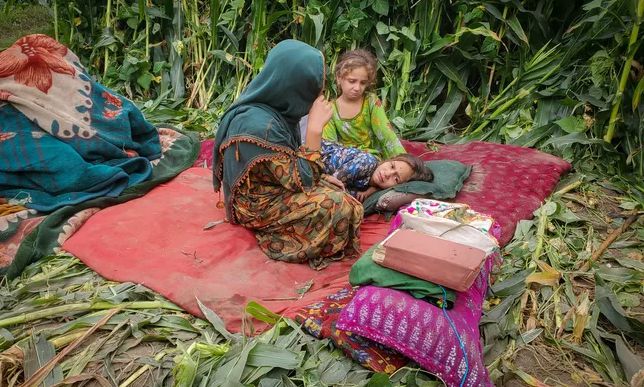 2025년 9월 1일 자정 무렵 아프가니스탄 쿠나르주에서 발생한 규모 6.1의 지진으로 집을 잃은 주민과 아이들. AFP 연합뉴스