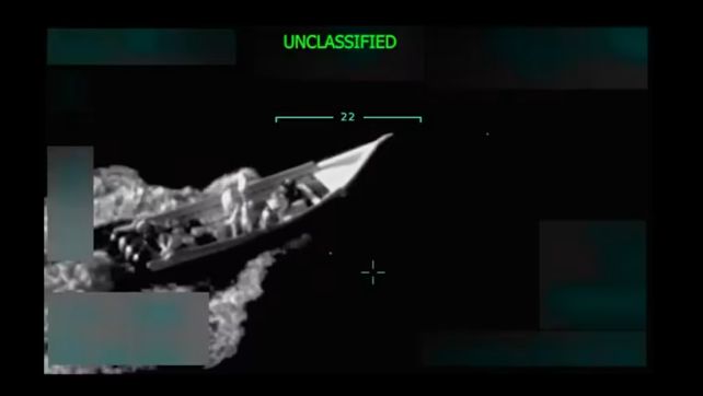 미국이 남 카리브해에서 베네수엘라의 마약 운반선을 향해 군사작전을 펼쳤다. 2일(현지시간) 공개된 사진은 미군의 공격을 받기 직전의 마약 운반선.