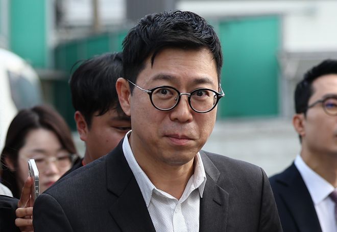 사모펀드 운용사 오아시스에쿼티파트너스의 민경민 대표가 22일 김건희 특검 조사를 받기 위해 서울 종로구 KT광화문빌딩 웨스트에 마련된 특검 사무실에 출석하고 있다. 2025.8.22 연합뉴스