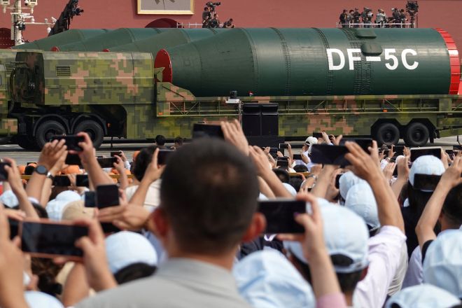 중국 인민해방군 전략타격부대가 전승절 80주년 기념 열병식에서 핵 탑재 대륙간탄도미사일 DF-5C를 공개하고 있다. 이 미사일은 사거리 2만㎞ 이상으로 알려져 지구 전역을 사정권에 둔다. 2025년 9월 3일, 베이징. 로이터 연합뉴스