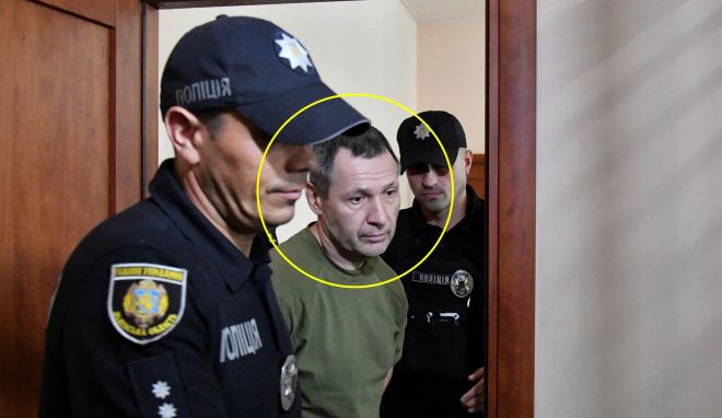 지난 2일 우크라이나 르비우에서 용의자 미하일로 스트셀니코프(52)가 법원에 호송되고 있다. 로이터 연합뉴스