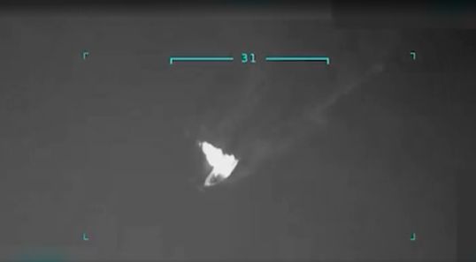 미국이 남 카리브해에서 베네수엘라의 마약 운반선을 향해 군사작전을 펼쳤다. 사진은 미군의 공격을 받아 폭발하는 마약 운반선. 트럼프 대통령 트루스소셜 캡처