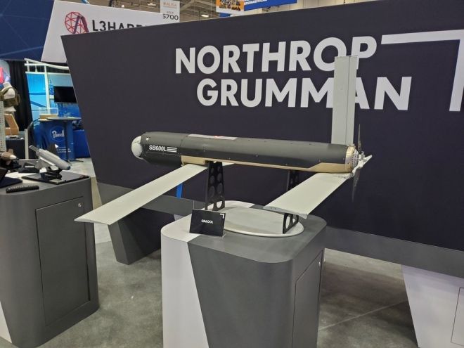 미국 워싱턴에서 열린 ‘AUSA 2022’ 행사 노스럽 그러먼 부스에 전시된 스위치블레이드 600L 체계. 에어로바이런먼트가 공개한 사진이다. 출처=에어로바이런먼트 인스타그램