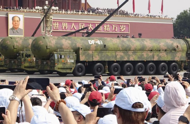전승절 80주년 열병식에 모습을 드러낸 중국의 신형 대륙간탄도미사일(ICBM) ‘둥펑(東風·DF)-61’. 중국은 베이징 톈안먼광장에서 열린 행사에서 DF-61을 처음 공개하며 전략 전력 강화를 과시했다. 2025년 9월 3일, 베이징. 교도 연합뉴스