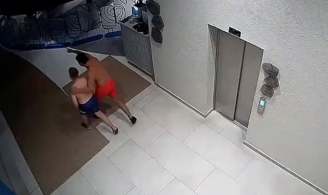 러시아의 한 남성이 한밤 중 아들과 자신이 근무 중인 워터파크에 무단 침입해 둘 만의 물놀이를 즐긴 사연이 전해졌다. 유튜브 ‘7NEWS Australia’ 영상 캡처