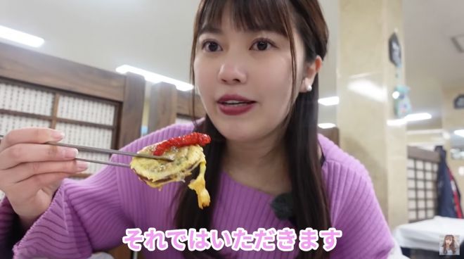 지난해 삼일절에 강원 속초로 여행을 간 일본인 여성이 아바이마을의 한 식당에서 오징어순대를 맛보고 있다. 유튜브 채널 ‘ふじわらのみい’ 캡처