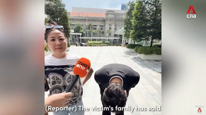 미성년자 간음 등 혐의로 징역 3년 4개월을 선고받은 중국 출신 싱가포르 배우 이안 팡이 16일(현지시간) 싱가포르 지방법원에 출석하는 길에 취재진을 만나 자신의 혐의를 인정하고 허리를 90도로 굽혀 사과하고 있다. 왼쪽은 함께 법원에 온 이안 팡의 모친. CNA 공식 유튜브 캡처