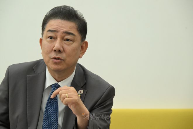 김병기 더불어민주당 원내대표가 4일 국회 본청 원내대표실에서 서울신문과 인터뷰를 하고 있다. 안주영 전문기자