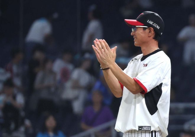 염경엽 LG 트윈스 감독이 지난달 28일 창원NC파크에서 열린 2025 KBO리그 정규시즌 NC 다이노스와의 원정 경기에서 4-3으로 승리한 뒤 선수들을 환영하고 있다. 창원 연합뉴스