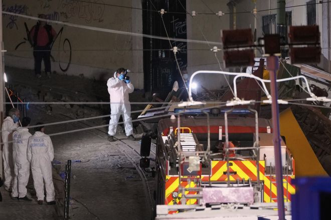 사상자 38명이 발생한 포르투갈 리스본 푸니쿨라 탈선 사고 현장에서 3일(현지시간) 경찰이 작업하고 있다. 2025.9.3 AP 연합뉴스