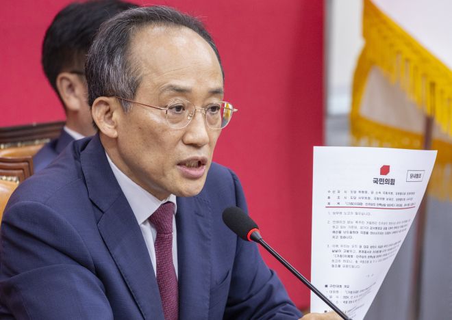 추경호, ‘국민의힘 비상계엄 사전에 몰랐다’ - 2024년 12월 3일 발생한 비상계엄 사태 당시 국민의힘 원내대표였던 추경호 의원이 4일 국회에서 열린 비상계엄 당일 원내대응상황 사실관계를 밝히기 위한 기자회견을 열고 있다. 연합뉴스