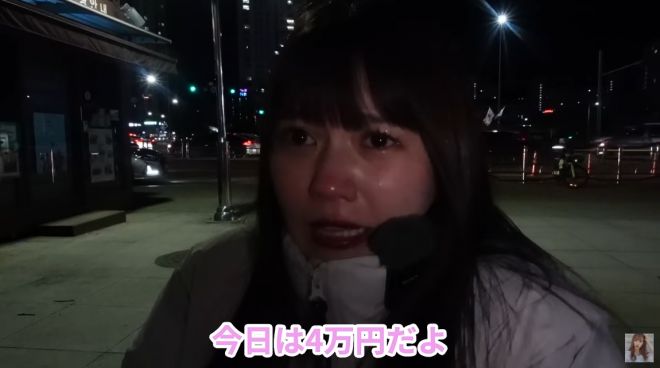 지난해 삼일절에 강원 속초로 여행을 간 일본인 여성이 여러 숙박업소를 돌아다녔으나 빈방을 찾지 못한 끝에 눈물을 흘리며 자신의 처지를 하소연하고 있다. 유튜브 채널 ‘ふじわらのみい’ 캡처