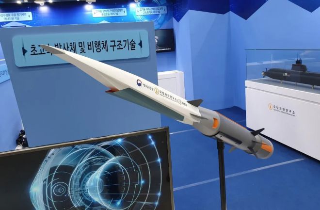 한국 국방과학연구소(ADD)가 전시한 극초음속 순항미사일 ‘하이코어’ 모형. 초기 설계 모델로, 이중 로켓 부스터와 스크램제트 기반 비행체 구조가 적용돼 있다. 엑스(@mason_8718)