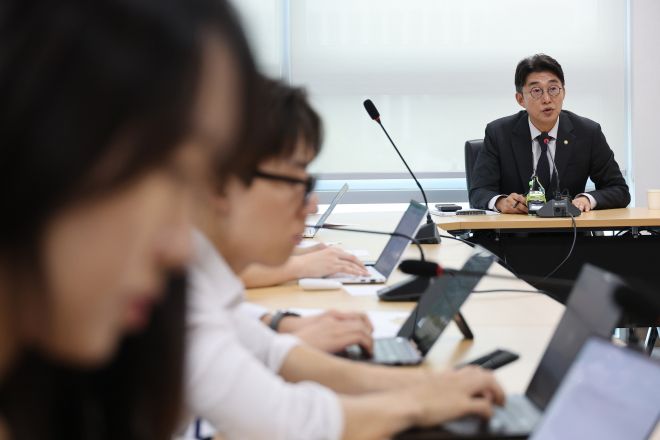 더불어민주당 언론개혁특별위원회 기자설명회 - 더불어민주당 국민주권언론개혁특별위원회 간사인 노종면(오른쪽) 의원이 5일  국회의원회관에서 열린 언론중재법 개정 관련 주요 논의 내용 설명 기자설명회에서 발언하고 있다. 2025.9.5