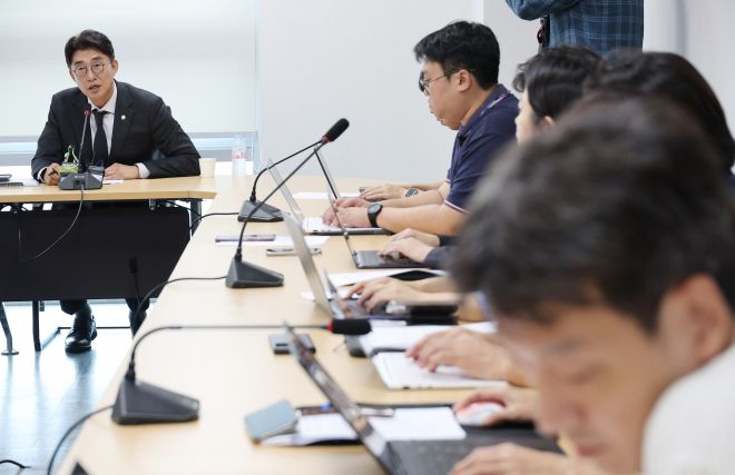 더불어민주당 언론개혁특별위원회 기자설명회 - 더불어민주당 국민주권언론개혁특별위원회 간사인 노종면(왼쪽) 의원이 5일 국회 의원회관에서 열린 언론중재법 개정 관련 주요 논의 내용 설명 기자설명회에서 발언하고 있다. 2025.9.5