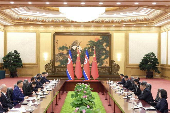 시진핑 중국 국가주석과 김정은 북한 국무위원장이 4일 중국 베이징에서 정상회담하며 악수하고 있다. 2025.9.5 베이징 신화통신 AP 연합뉴스