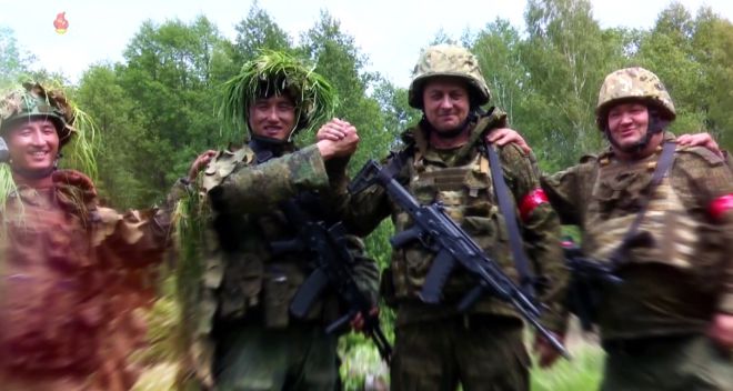 북한군과 러시아군 병사들이 손을 맞잡고 있는 모습. 북한 조선중앙TV(KCTV)는 2025년 8월 22일 방영된 다큐멘터리에서 러시아에 파병된 북한군의 활동 장면을 공개했다. 출처=KCTV