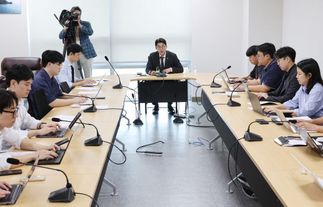 더불어민주당 언론개혁특별위원회 기자설명회 - 더불어민주당 국민주권언론개혁특별위원회 간사인 노종면(가운데) 의원이 5일 국회의원회관에서 열린 언론중재법 개정 관련 주요 논의 내용 설명 기자설명회에서 발언하고 있다. 2025.9.5