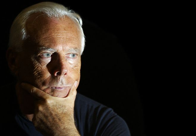 2004년 4월 홍콩에서 열린 기자회견에서 질문을 듣는 조르지오 아르마니. 그는 생전에 후계 구도를 철저히 준비하며, 아르마니 그룹의 독립성과 철학이 이어지도록 정관과 재단을 설계했다. AFP 연합뉴스