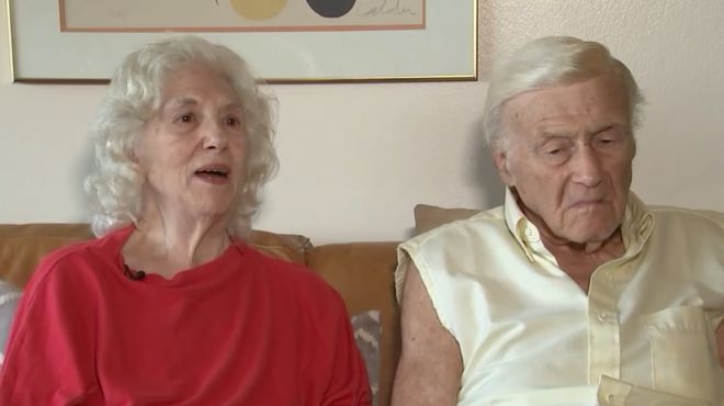 미국 뉴욕 길거리에서 2인조 강도를 마주한 조안나 쿠치아(왼쪽)와 남편 래리 슈워츠. ABC7 뉴욕 방송 캡처