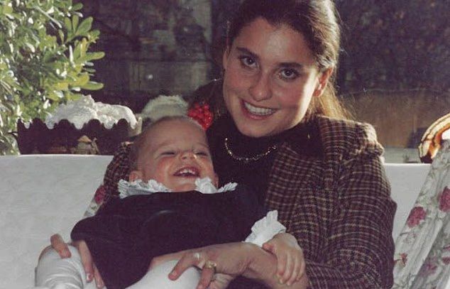 카를로 아쿠티스를 안고 있는 어머니 안토니아 살자노. 부모가 독실한 신앙인은 아니었지만 카를로는 어린 시절부터 매일 미사에 참석하며 깊은 신앙심을 보였다. 출처=carloacutis.com