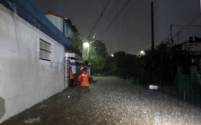 침수 현장 출동한 소방대원 - 전북지역에 극한호우가 내린 7일 새벽 전북 군산시 송풍동 한 동네가 침수됐다는 신고를 받고 출동한 소방대원이 현장 통제에 나서고 있다. 전북소방 제공 2025.9.7