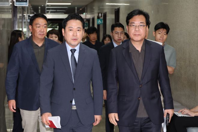 국민의힘 장동혁 대표와 송언석 원내대표가 7일 서울 여의도 국회에서 미국 이민 당국의 한국 기업 직원 구금 사태와 관련한 대책을 논의하기 위해 원내대표실로 이동하고 있다. 연합뉴스