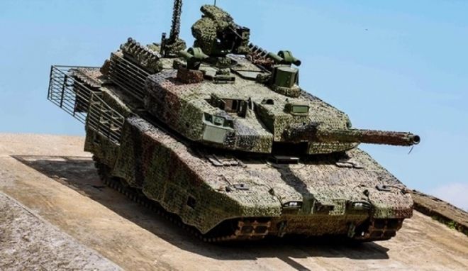 튀르키예 알타이 전차 시제차량이 경사로 주행 시험을 진행하고 있다. 출처=밀리터리 워치 매거진