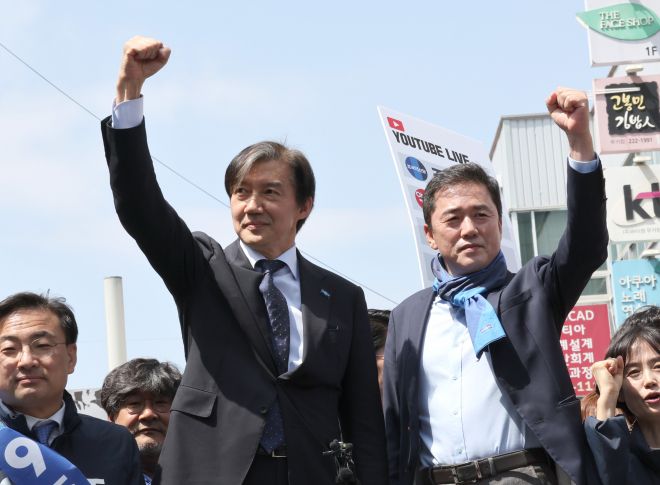 조국 대표, 울산대 방문 - 22대 국회의원 선거 사전투표가 시작된 5일 정오께 울산대학교 앞 바보사거리를 찾은 조국혁신당 조국 대표가 황현선 당 사무총장(전 청와대 선임행정관)과 함께 지지자들에게 주먹을 들어 보이고 있다. 2024.4.5 연합뉴스
