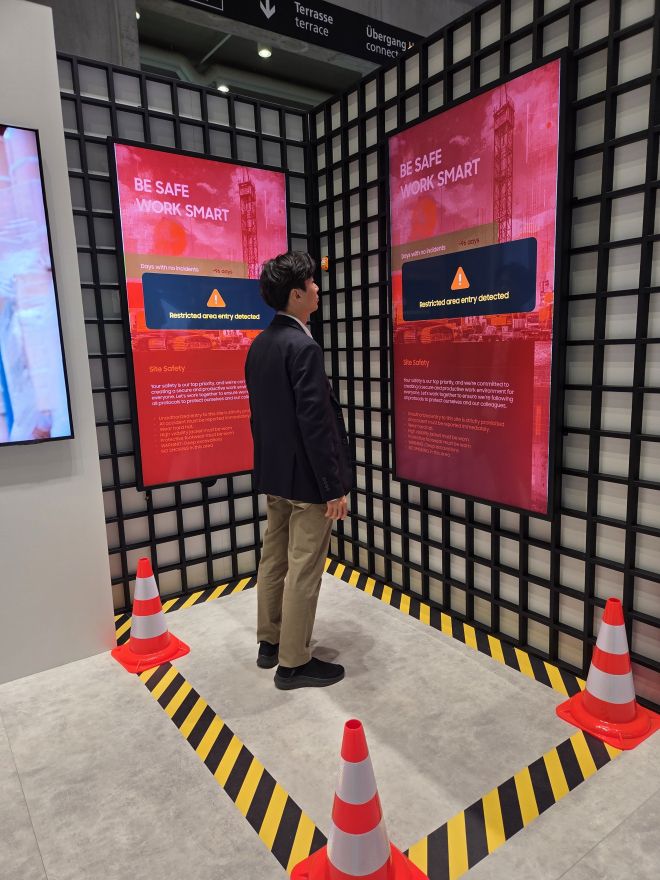 6일(현지시간) 독일 베를린에 위치한 ‘IFA 2025’ 부스에서 삼성전자의 갤럭시 워치 기반 산업 안전 솔루션인 ‘안전을 위한 스마트싱스 프로’가 가동되고 있다. 사진은 작업자 역할을 한 삼성전자 관계자가 위험 구역 안에 들어서자 관리자의 외부 모니터에 위험 경고가 뜬 모습. 곽소영 기자