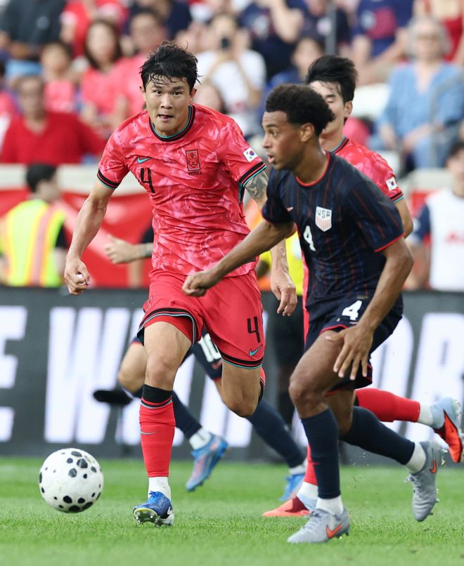 한국 축구 국가대표 김민재가 7일(한국시간) 미국 뉴저지주 해리슨 스포츠일러스트레이티드 스타디움에서 열린 미국과의 평가전에서 수비하고 있다. 해리슨 연합뉴스