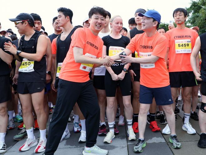 이준석 개혁신당 대표와 안철수 국민의힘 의원이 7일 오전 서울 여의도 한강공원 물빛무대에서 열린 2025 제17회 사이버 영토 수호 마라톤대회에서 5km 출발 전 악수를 나누고 있다. 2025.9.7 뉴스1