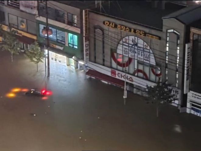 간판까지 차오른 빗물 - 7일 폭우가 내린 전북 군산시 나운동의 한 상가 일대가 침수됐다. 2025.9.7 군산시 제공