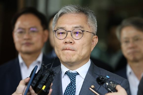 조국 전 법무부장관 아들에게 허위로 인턴증명서를 발급했다는 혐의를 받는 최강욱 더불어민주당 의원이 지난 9월 서울 서초구 대법원에서 열린 전원합의체 선고에서 징역형 집행유예 판결을 받은 뒤 자신의 입장을 밝히고 있다.  최 의원은 대법원 판결로 의원직을 상실했다. 뉴시스