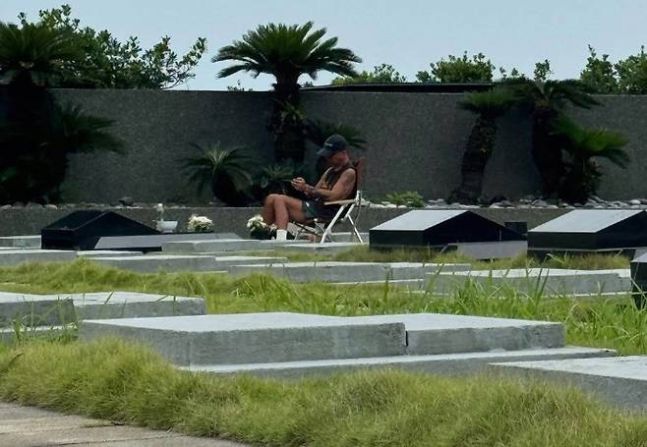 28일(현지시간) 대만 소셜미디어에 게시된 사진. 구준엽이 세상을 떠난 아내 쉬시위안의 묘를 지키고 있다. 2025.7.28 스레드